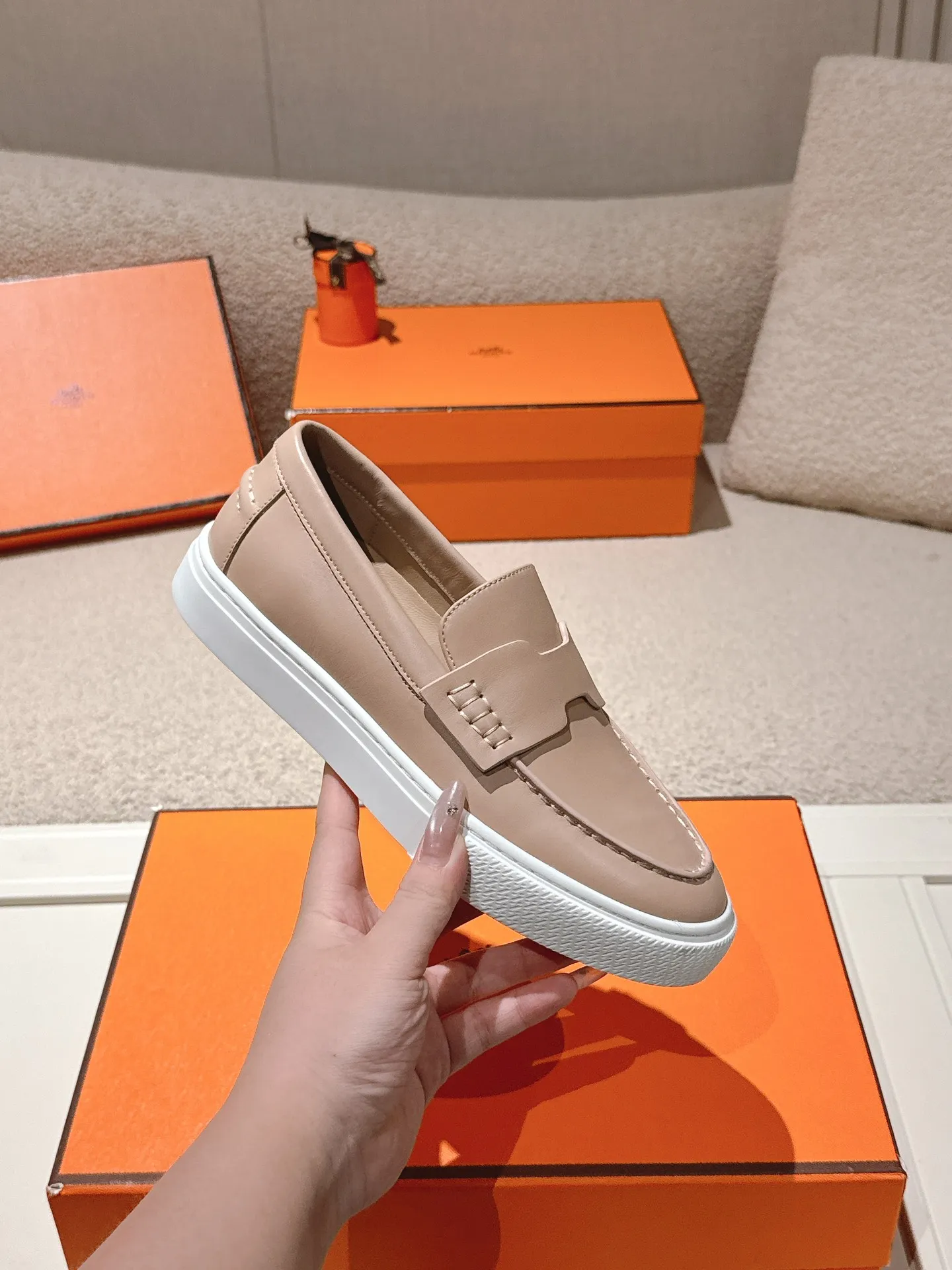 Men's men's shoes P620! Hermes# Thick Sole Couple Loafers These lace-up free sneakers in calfskin and washed denim feature signature "H" details. The design is simple and smooth, creating a fashionable urban look. It is comfortable and versatile. H family classics are not outdated, and the delivery counter is beautifully packaged🛍📦 Fabric: Original customized washed denim/first-layer cowhide Lining: Imported soft sheepskin Sole: Original open-molded anti-slip TPU material Size: 35-45